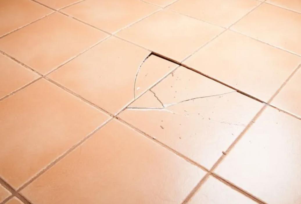 4 Langkah Mudah Memperbaiki Lantai Keramik yang Retak Tanpa Perlu Sewa Tukang