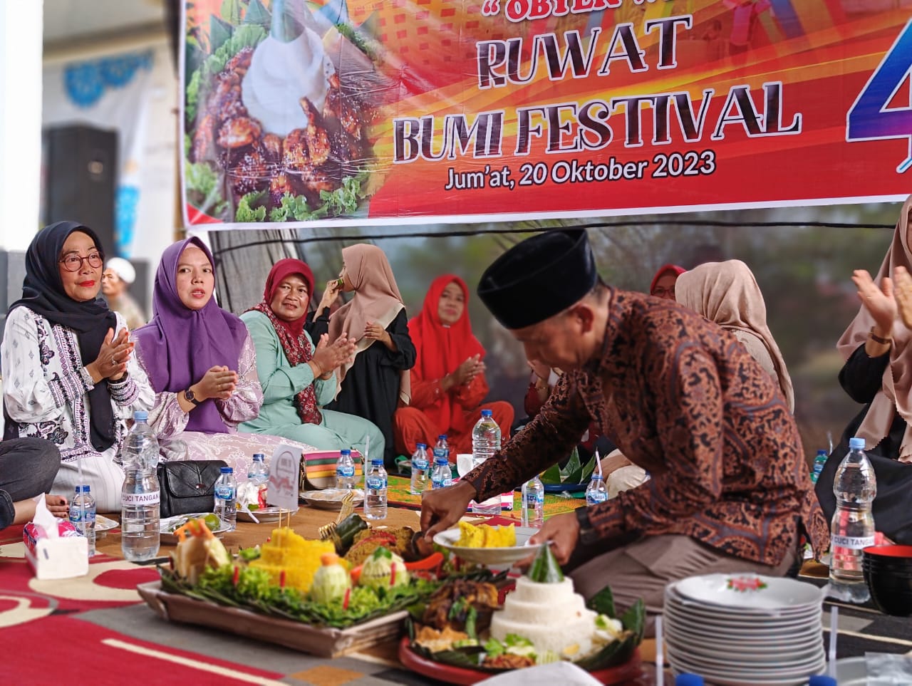 Berusia 45 Tahun, Masyarakat Padang Jaya Gelar Syukuran dengan Ratusan Tumpeng 