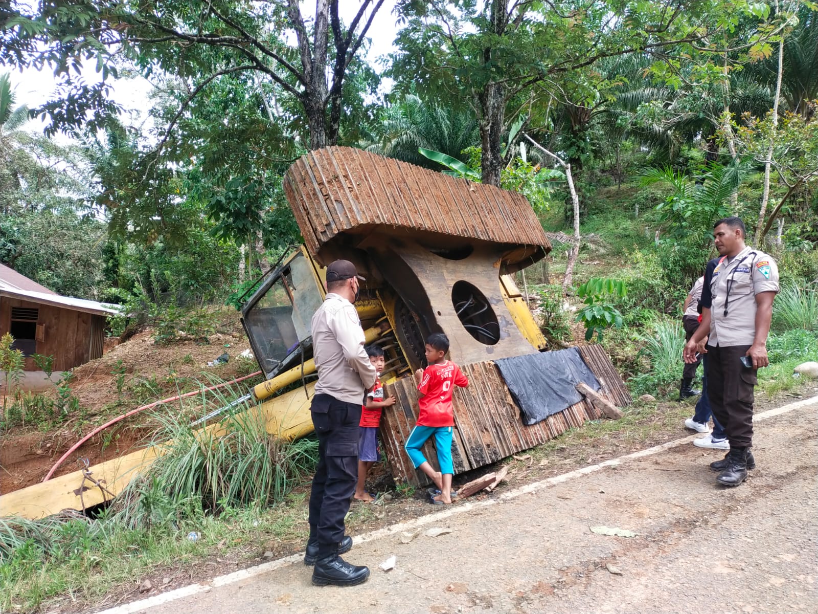 Diduga Gagal Menanjak, Alat Berat Terjungkal