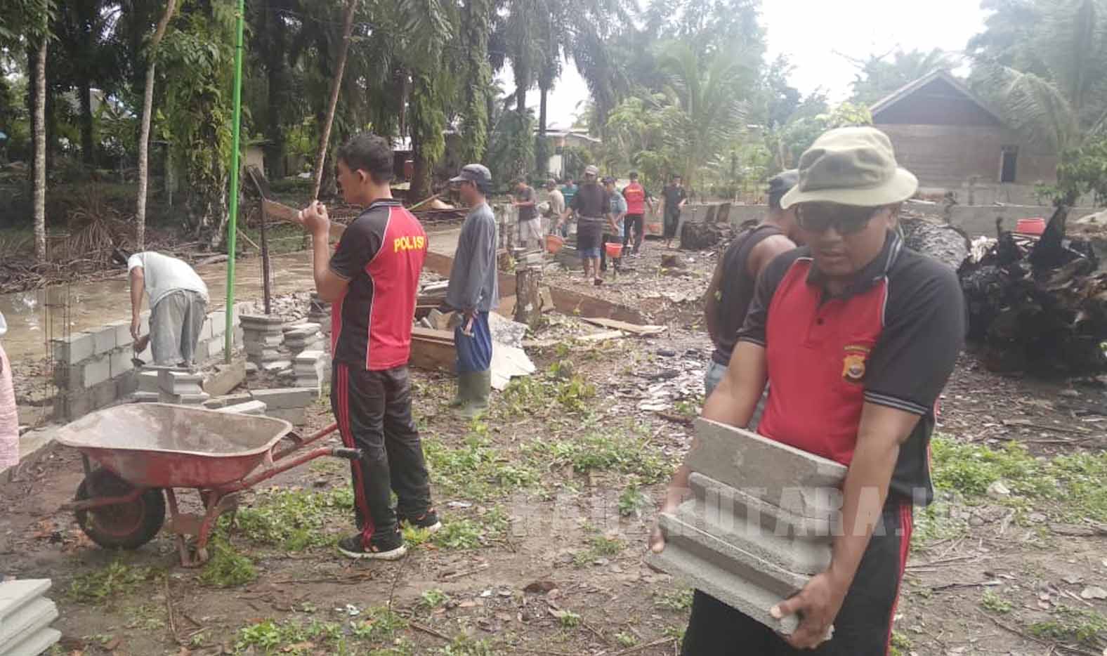 Anggota Polsek Putri Hijau Gotong Royong ke Desa