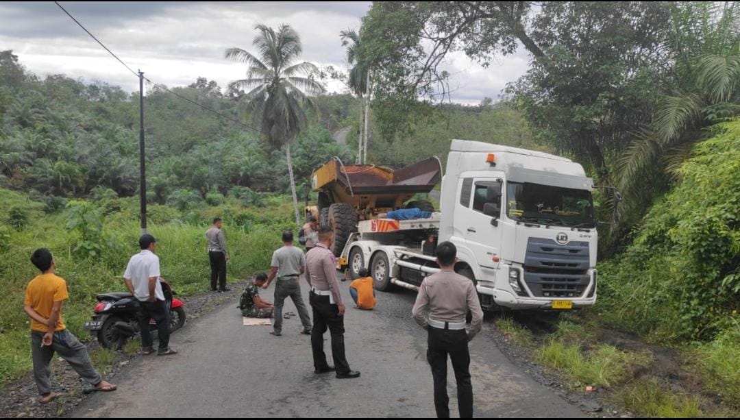 Tunggu Alat Berat untuk Evakuasi, Jalur Tengah Belum Bisa Dilalui