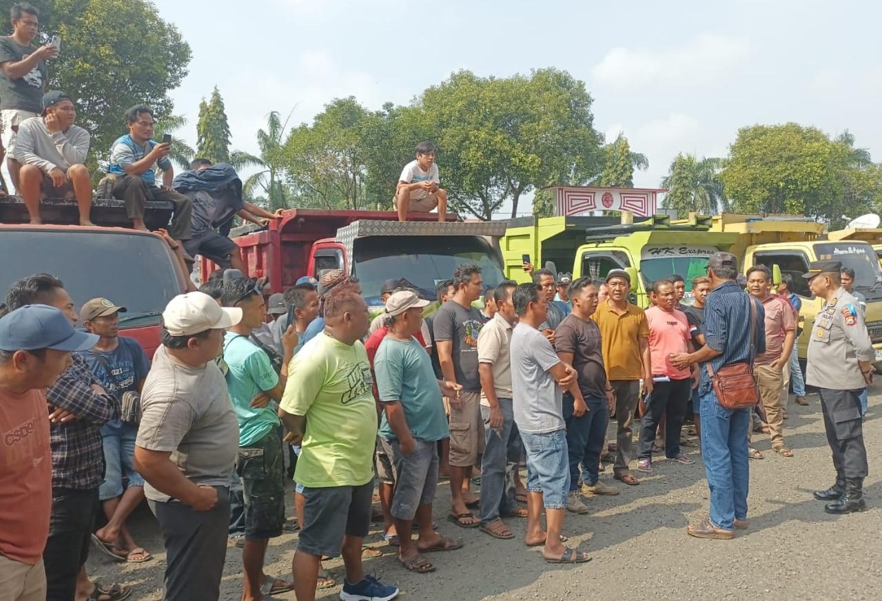 Ratusan Sopir Truk di Bengkulu Utara Demo, Keluhkan Masalah Solar Langka dan pemblokiran QR Code