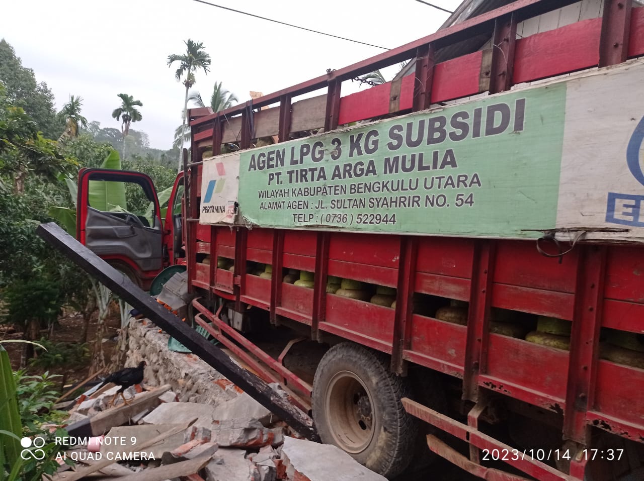Mobil Pengangkut LPG Dikabarkan Tabrak Garasi Warga di Bengkulu Utara