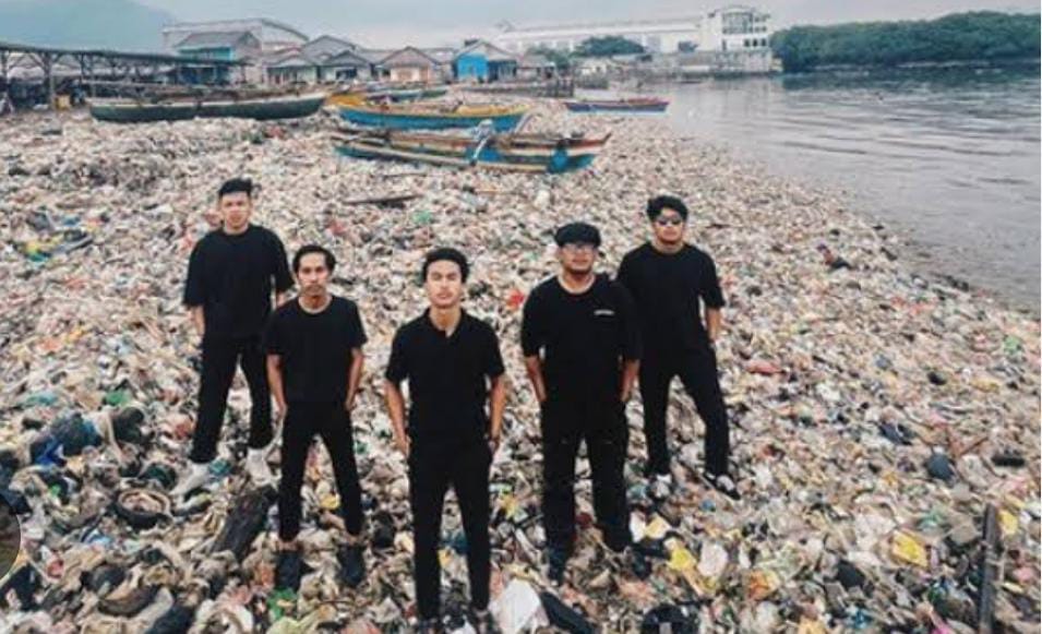 Pandawara Group Ajak Masyarakat Bersihkan Pantai Terkotor Nomor 4 di Indonesia