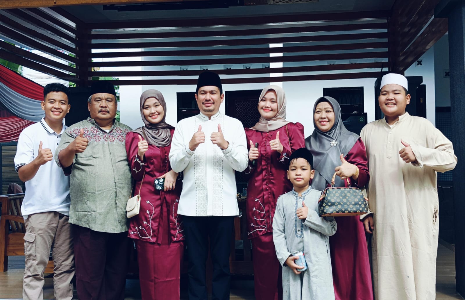 Open House, Ratusan Masyarakat Serbu Rumah Wakil Bupati Bengkulu Utara Untuk Lebaran dan Foto Selfie 