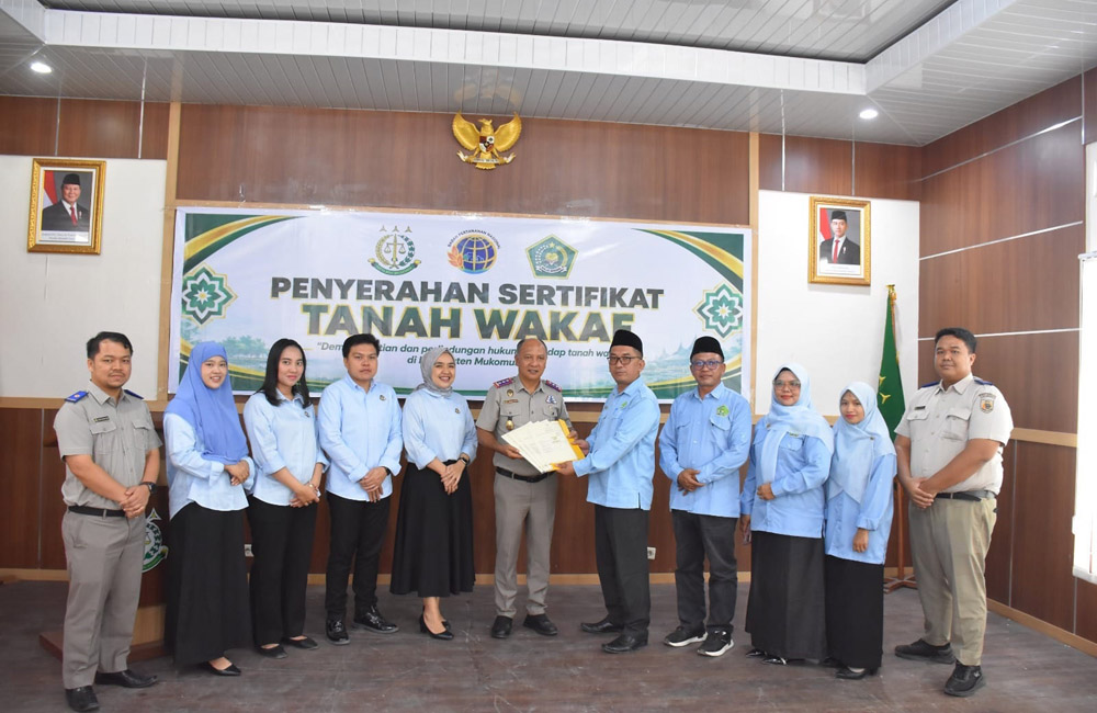 Kemenag Mukomuko Terima 8 Sertifikat Tanah Wakaf dari BPN