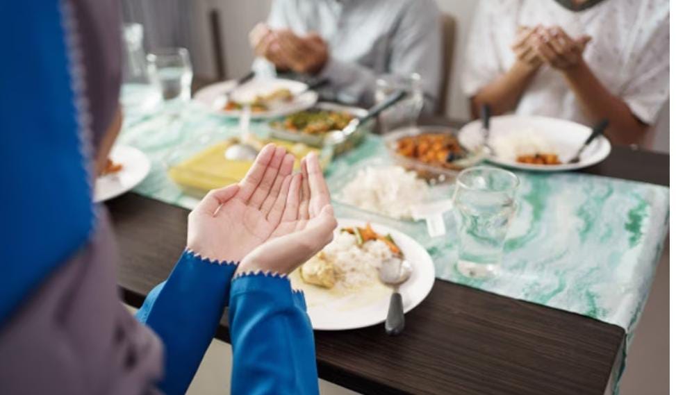 Jangan Undang Setan di Meja Makan, Baca Kalimat Sakti Ini, Maka Setan Tak Akan Berani Mengganggu Makananmu