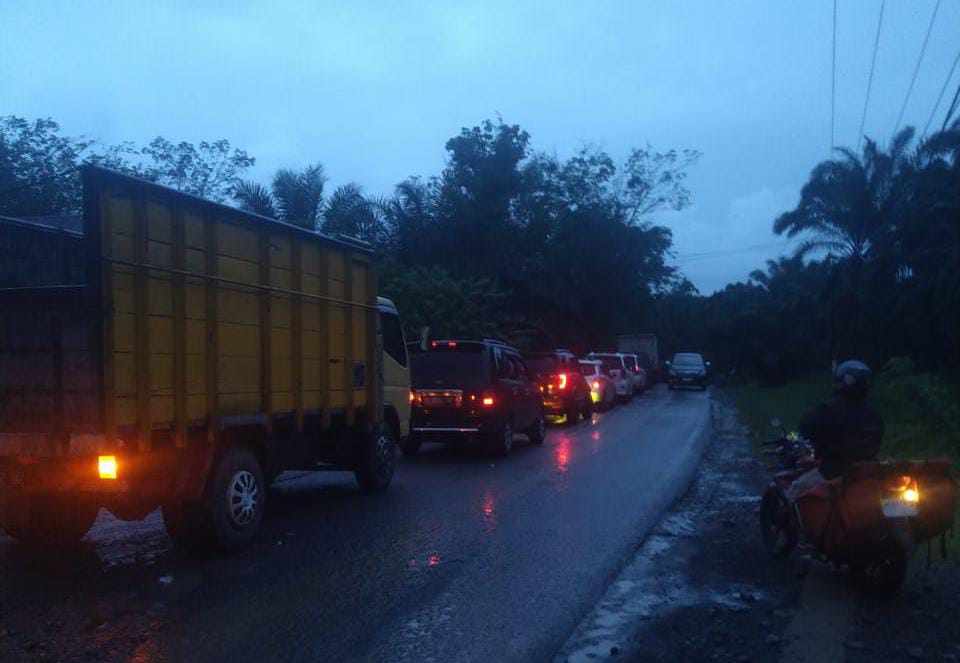 Truk Sawit Patah As, Jalur di  Padang Jaya Macet Total