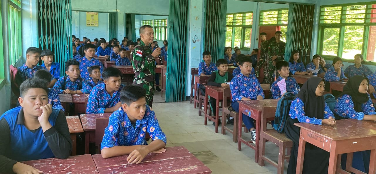 Peduli Pendidikan! TNI AD Beri Pendidikan Wawasan Kebangsaan Kepada Siswa SMP di Enggano 