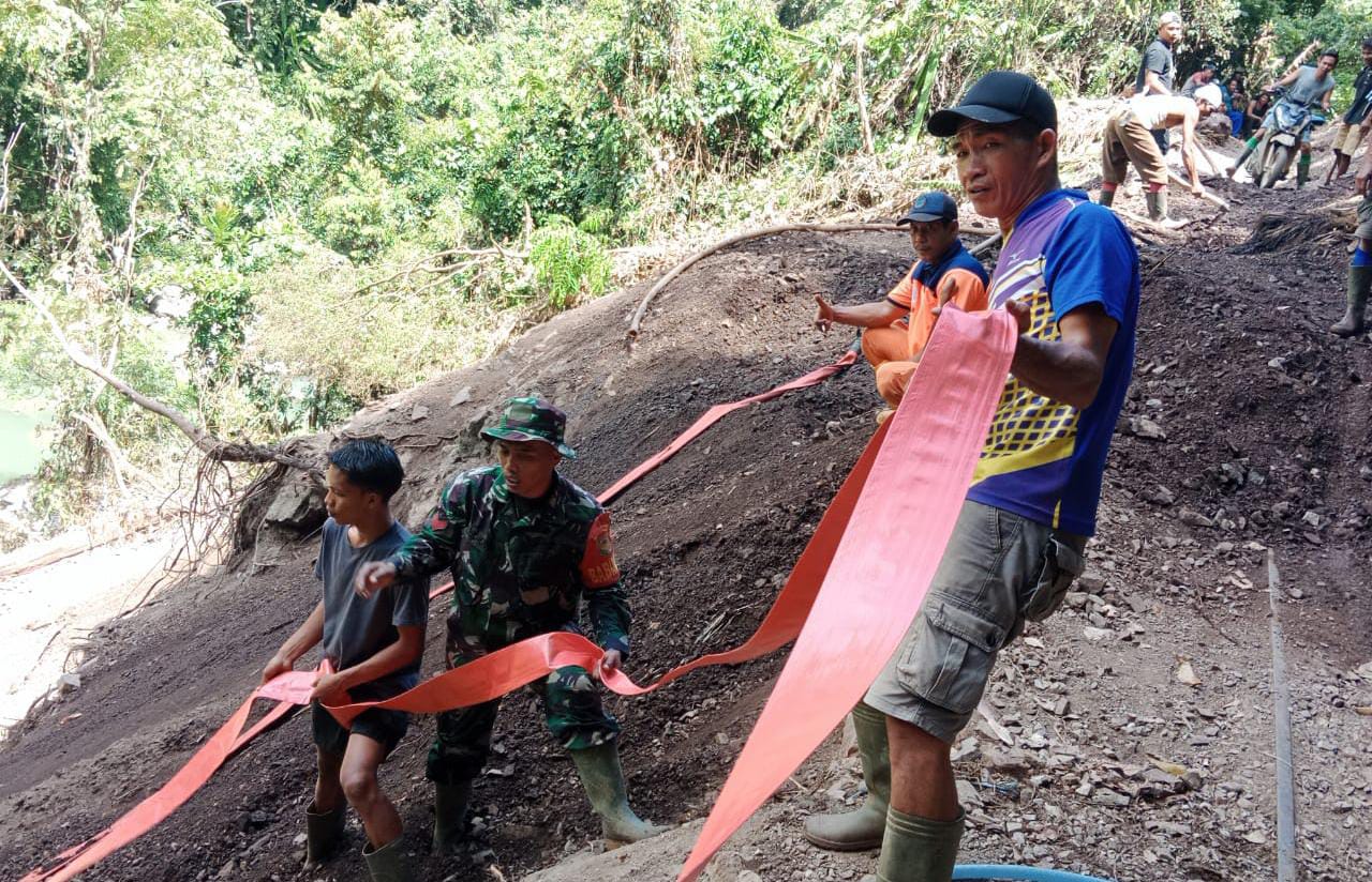 Pembersihan Material Longsor di Lebong Tandai Baru Capai 60 Persen, Camat: Kita Kerjakan Secara Manual