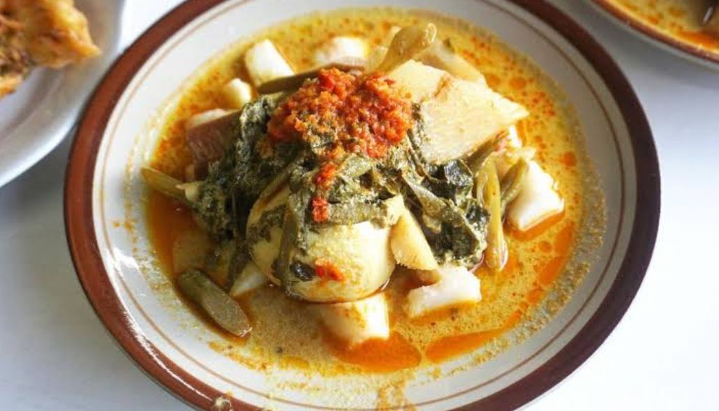 Resep Lontong Pakis, Jadi Menu Sarapan Praktis di Bengkulu