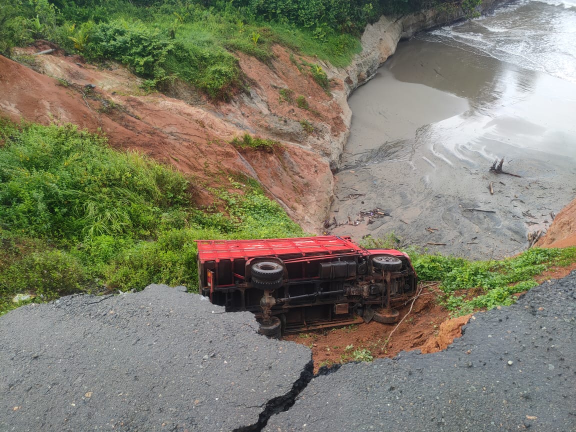 Dam Truk Tanpa Muatan Terjun Bebas di Jalan Lintas Barat, Batiknau