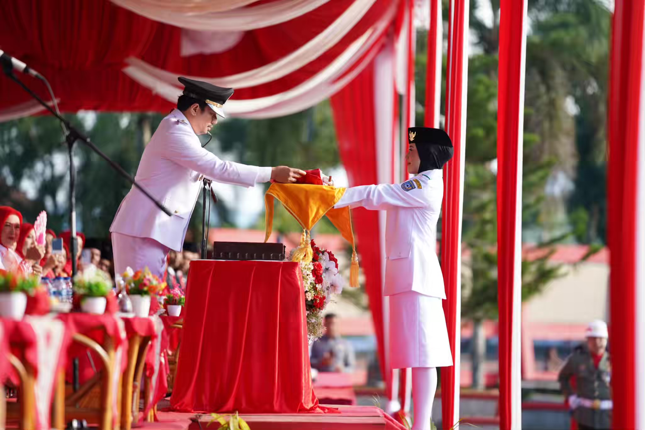 Merah Putih Sukses Dikibarkan, Bupati Arie Ajak Semua Elemen Masyarakat Perkuat Persatuan Membangun Daerah