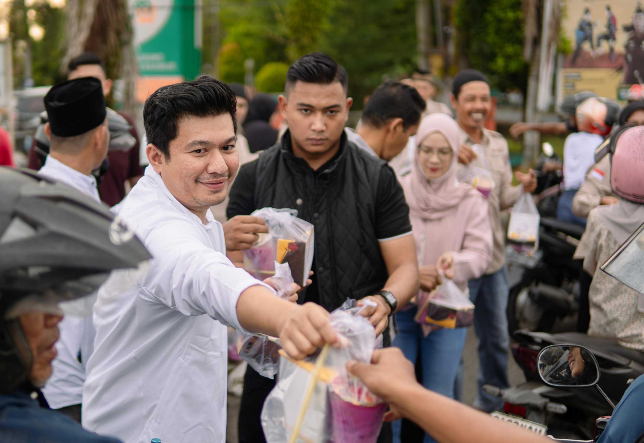 Dorong UMKM, Bupati Bengkulu Utara Bagi-bagi Takjil