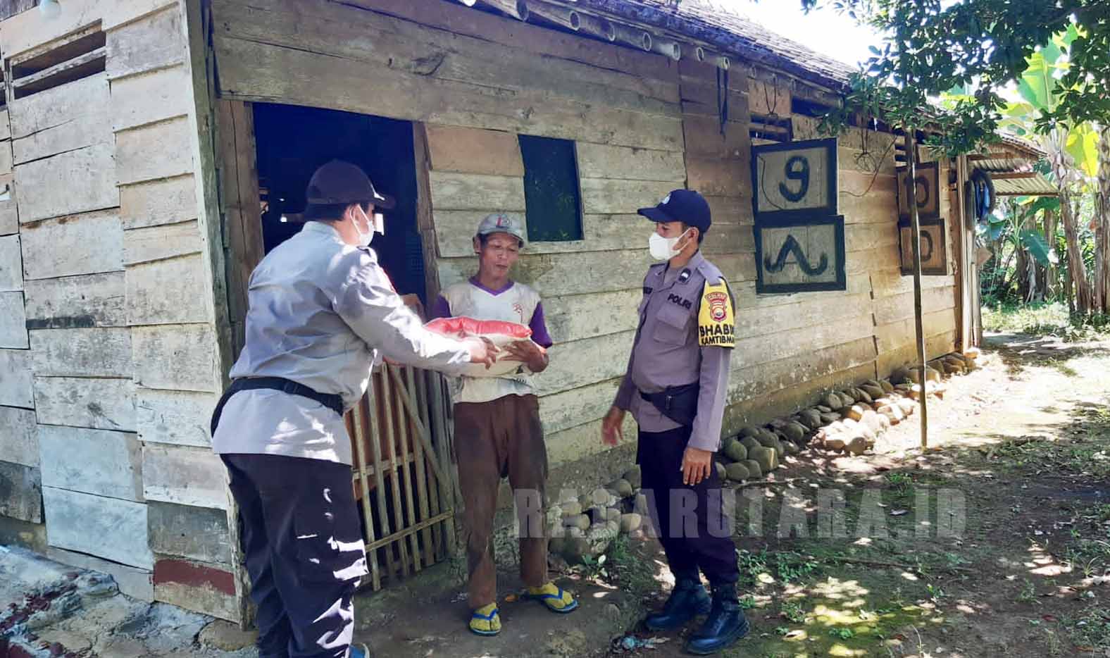 Polri Peduli, Polsek Padang Jaya Bagikan Beras untuk Warga