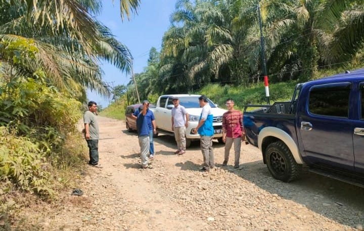Didampingi Kades, Dinas PU Provinsi Tinjau Kerusakan Jalan dari Bukit Indah-Dusun Raja