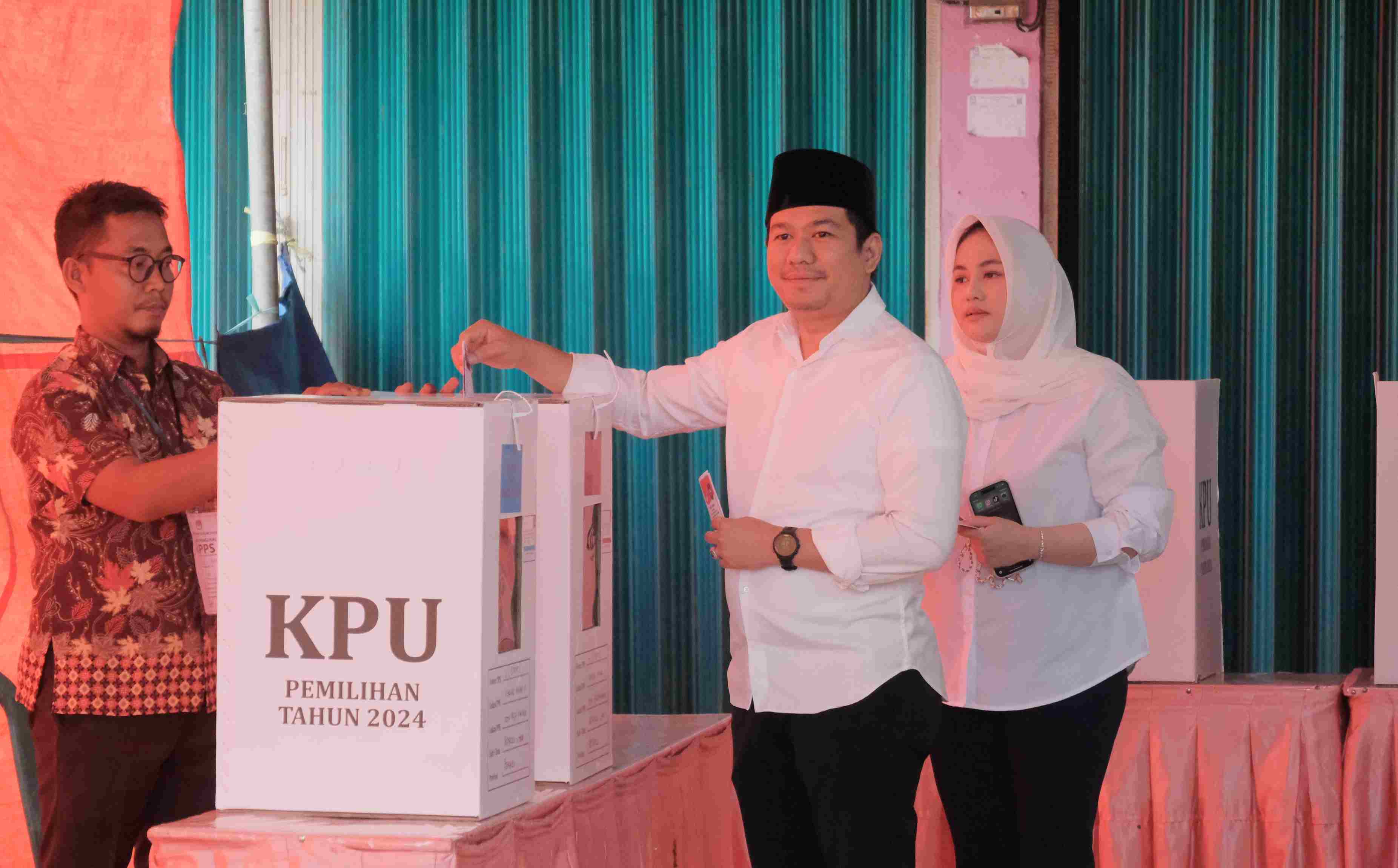 Salurkan Hak Pilihnya, Arie Didampingi Istri Nyoblos di TPS 004 Karang Anyar II 