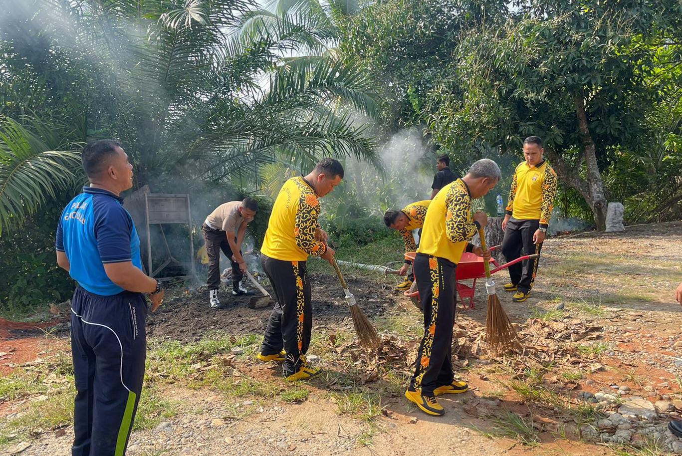 Kapolsek Ketahun dan Personil Laksanakan Kegiatan Jumat Bersih