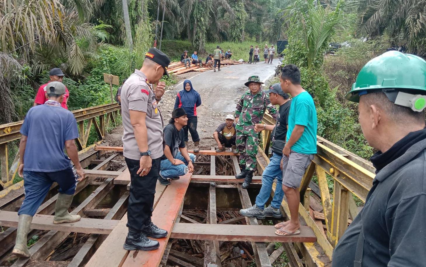 Polri-TNI, Desa, Masyarakat dan Perusahaan Gotong Royong Perbaiki Jembatan Lembah Duri