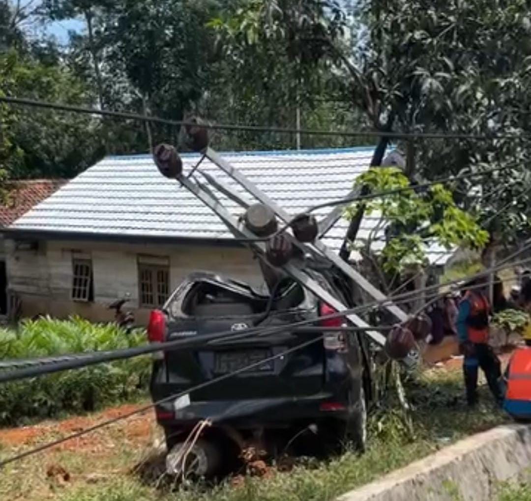 Ngantuk, Avanza Warga Ketahun Seruduk Tiang Listrik Hingga Ambruk