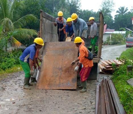 Material Didatangkan, PT Alno Mulai Garap Kerusakan Jembatan di Air Putih