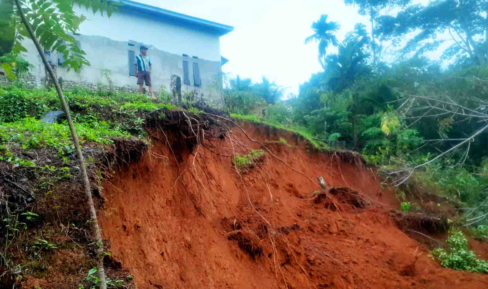 Longsor Intai Rumah Warga Padat Karya