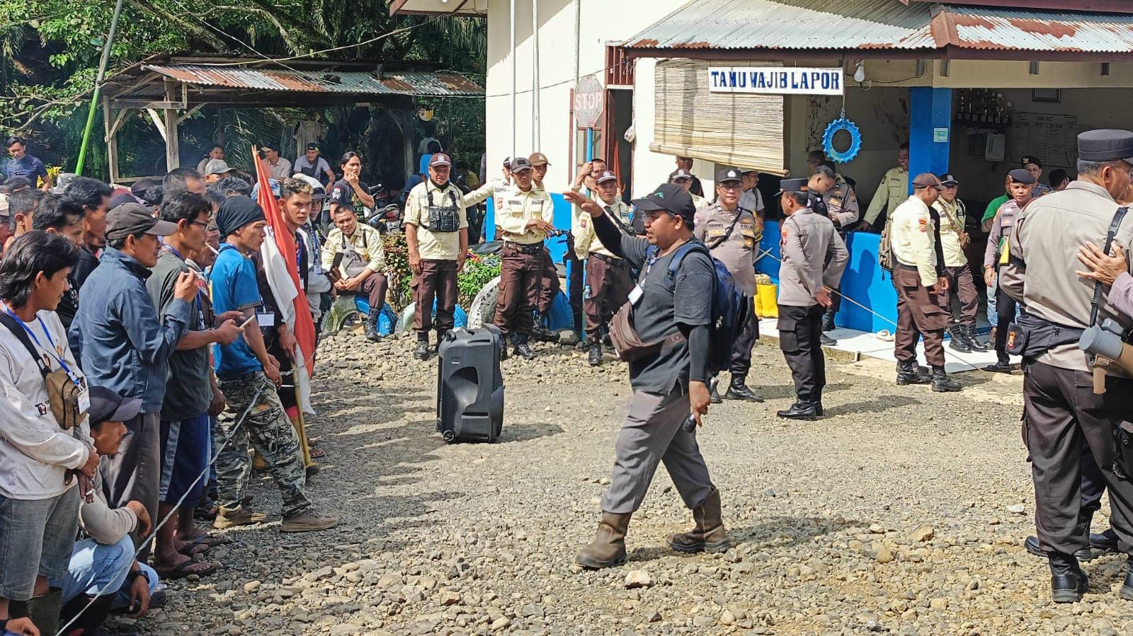 Berlangsung Tertib, Massa Melakukan Orasi Meminta Perusahaan Menghentikan Aktifitas di Lahan HPK