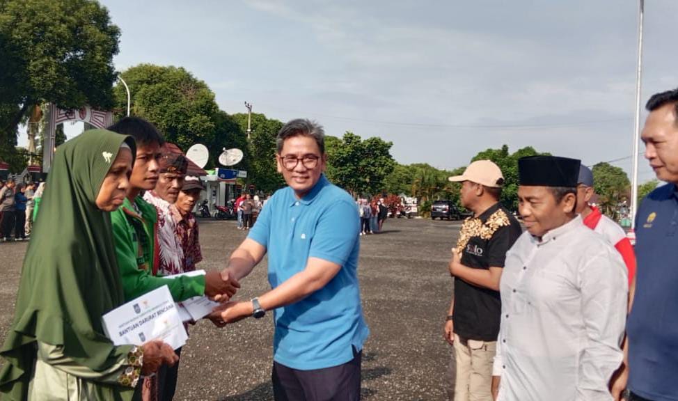 Pjs. Bupati Bengkulu Utara Salurkan Bantuan Korban Puting Beliung di Desa Air Simpang 