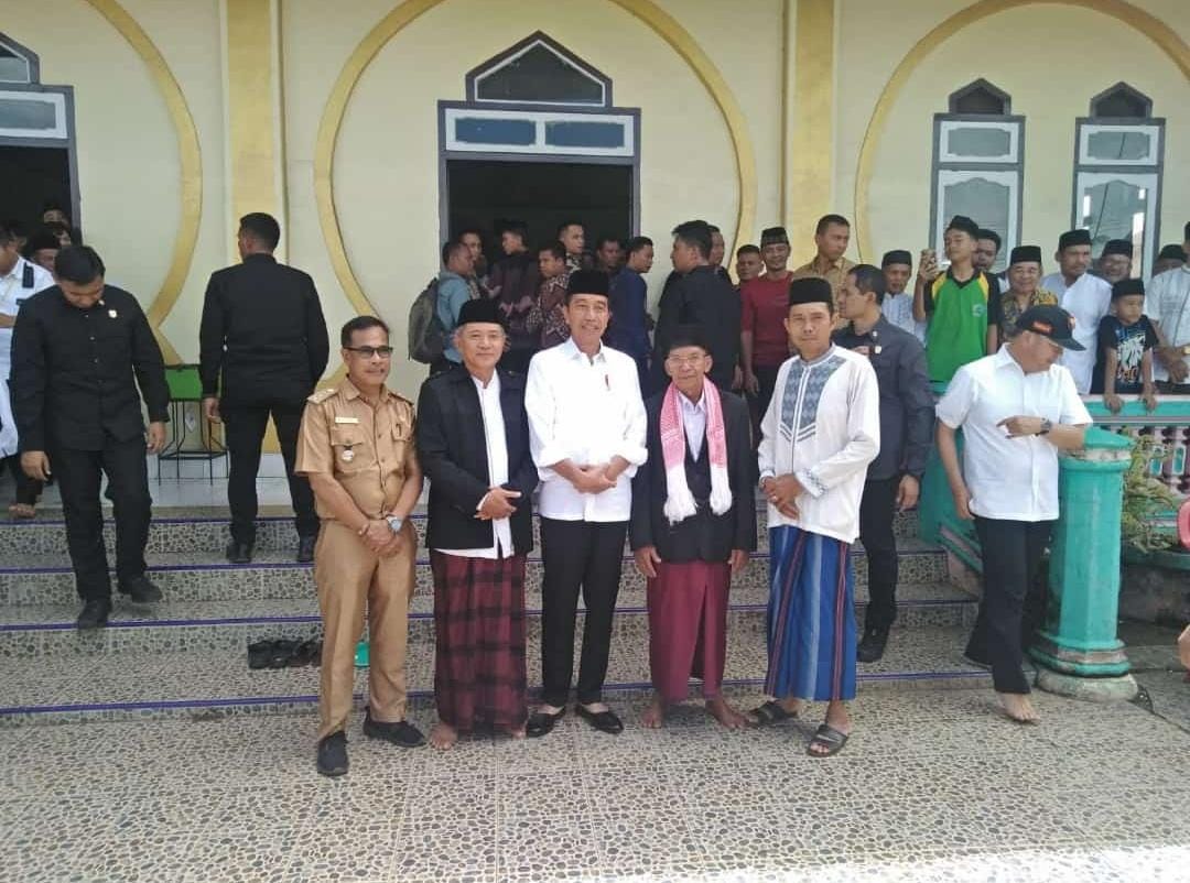 Bertolak ke Bengkulu, Presiden Jokowi Shalat Jumat di Tanjung Agung
