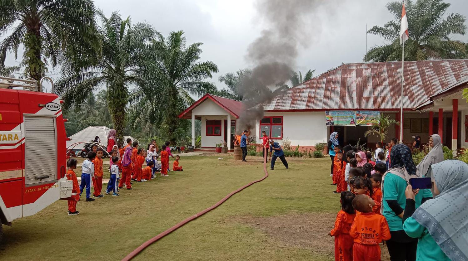 Personil Damkar Giri Mulya Edukasi Anak Usia Dini Tentang Bahaya Kebakaran