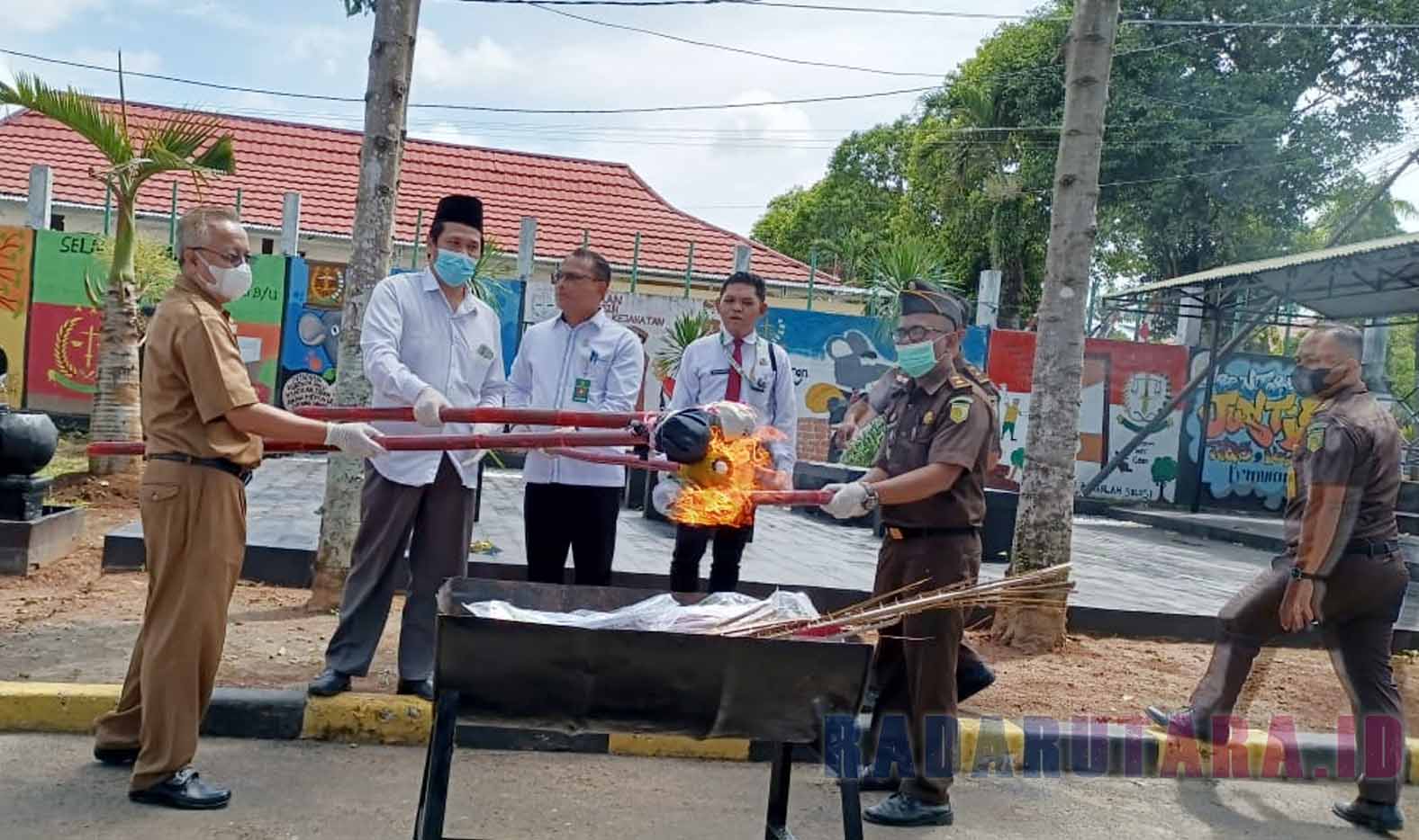 Kejari Bengkulu Utara Bakar 57 Barang Bukti Kejahatan