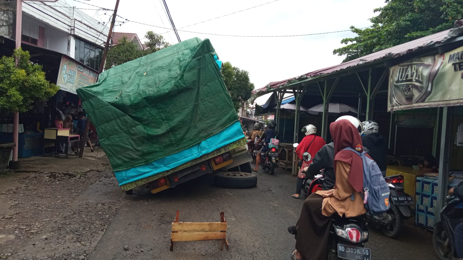 Jalan Amblas, Truk Bermuatan Berat Terperosok dan Tutup Akses Jalan di Pasar Purwodadi 