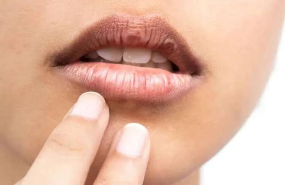 Jangan Keliru! Ini Tips Memilih Warna Lipstik yang Tepat untuk Bibir Gelap