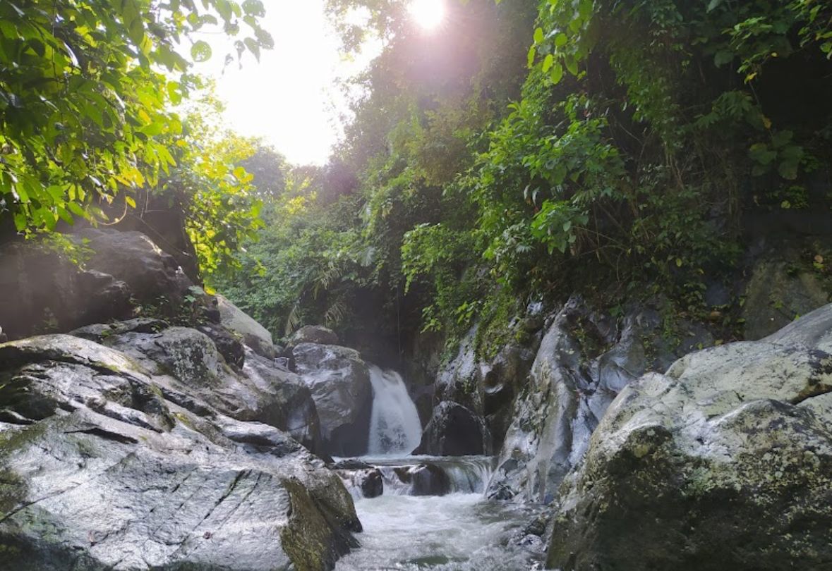 Sejuknya Wisata Alam Air Terjun Sengak di Bengkulu Tengah