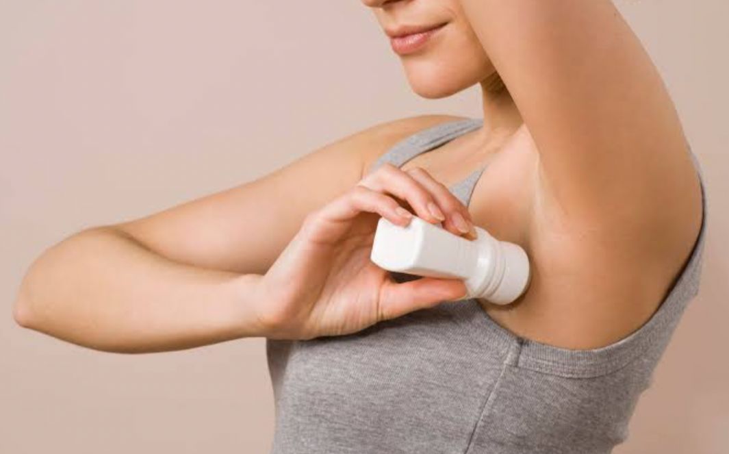 Sudah Pakai Deodoran Tapi Ga Ngaruh? Simak 4 Cara Pakai Deodoran yang Benar untuk Cegah Bau Badan