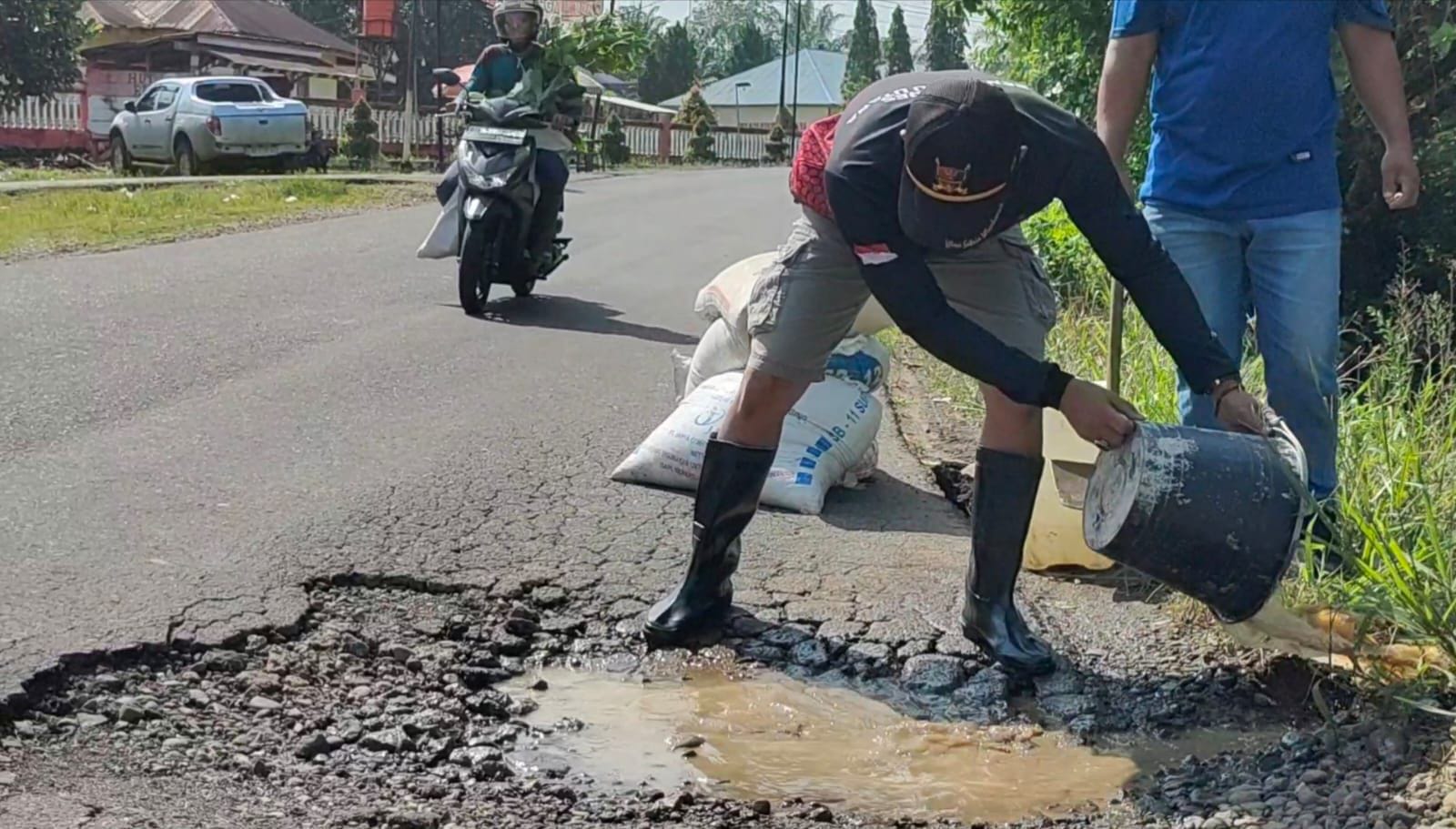 Minimalisir Kecelakaan, Polsek Padang Jaya Tambal Jalan Berlubang