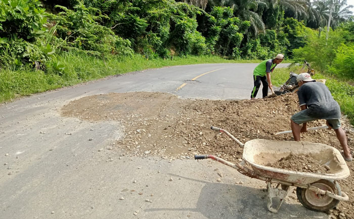 Sering Timbulkan Kecelakaan, Ocbama Group Tambal Jalan Berlubang