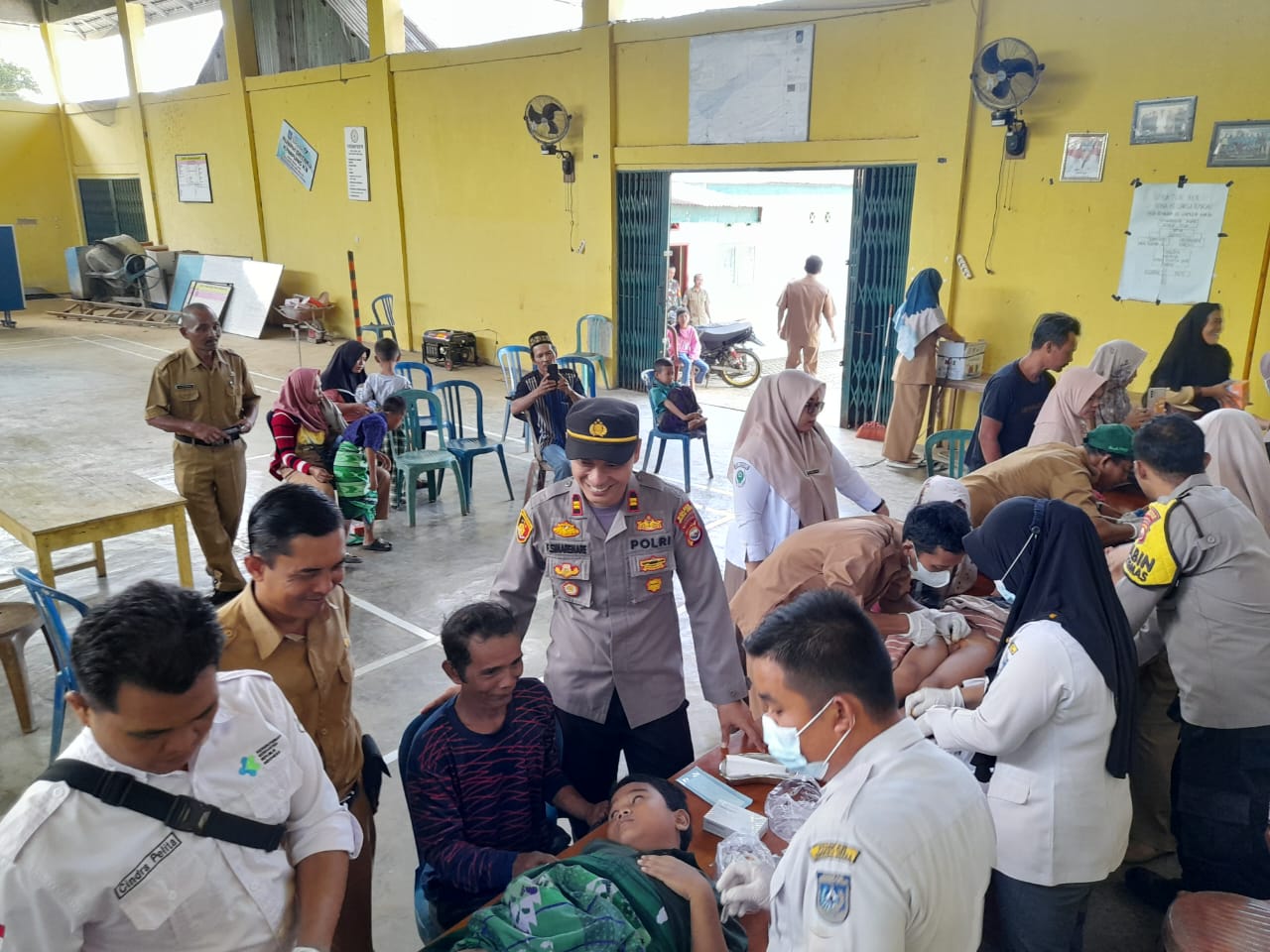 Gelar Bakti Kesehatan, Polsek Giri Mulya Laksanakan Sunat Massal di Renah Jaya
