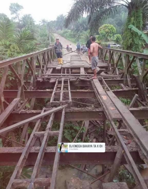 Papan Kayu Lantai Jembatan di Desa Air Putih Hilang Semua, Akses Kendaraan dari MSS-Ulok Kupai Lumpuh Total