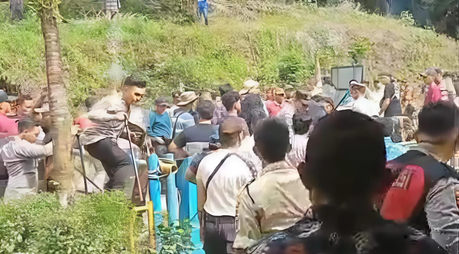 Memanas, Kelompok Masyarakat Bentrok dengan Polisi Tak Terima Mobil dan TBS Hasil Jarahan di PT SIL Ditahan