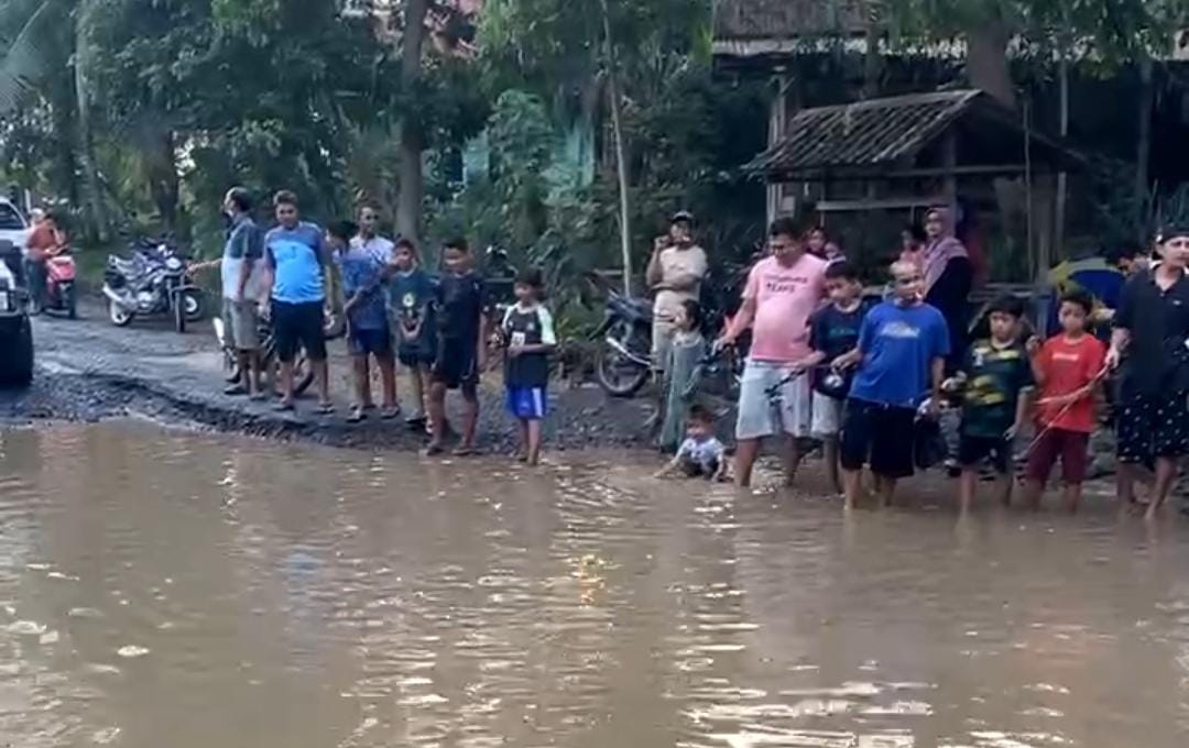 Protes Jalan Rusak, Warga Mancing di Jalan Lintas BU-Lebong, Netizen : Ini Karena Salah Pilih Pemimpin