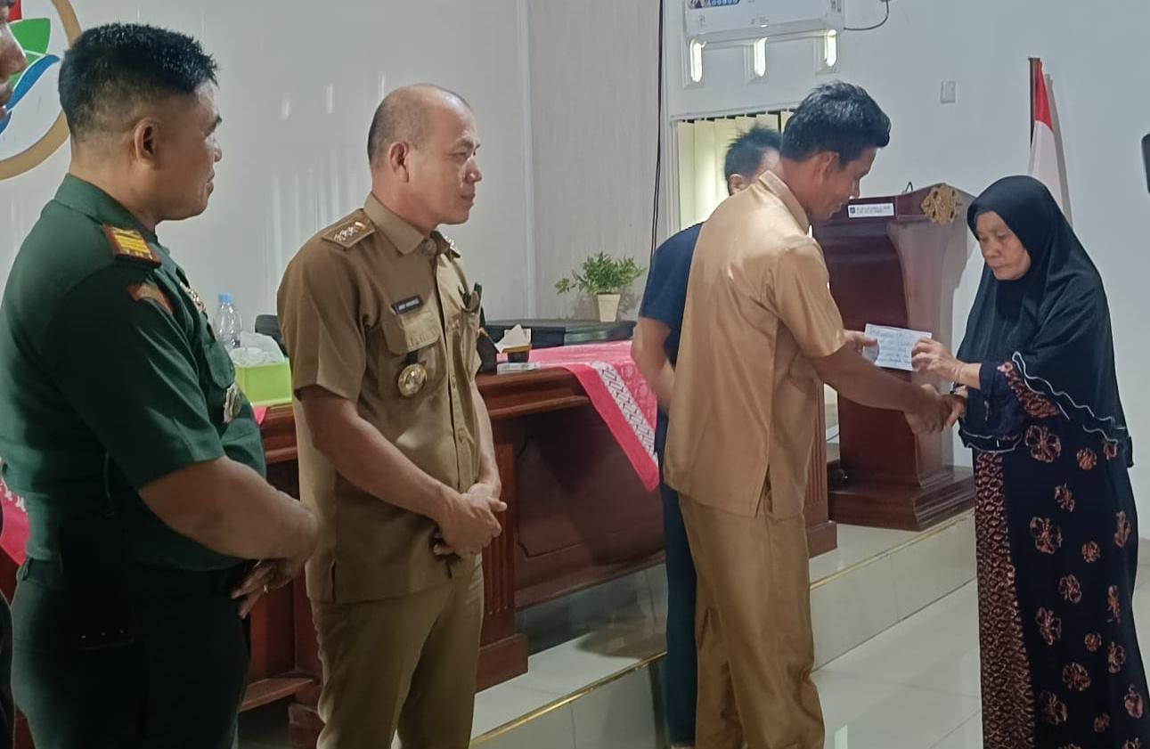 Atasi Masalah Kekeringan Tepi Laut Bangun Sumur Bor 2 Titik dan Bagikan BLT DD