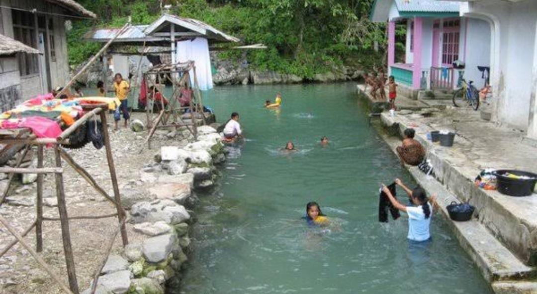 Heboh! Sungai di Maluku Ini Tampak Jernih dan Pasangi Keramik Bak Kolam Renang