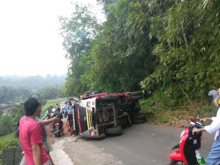 Hindari Jalan Ini, Ada Truk Terguling di Jalan Lintas Arga Makmur- Padang Jaya, Jalan Macet Total