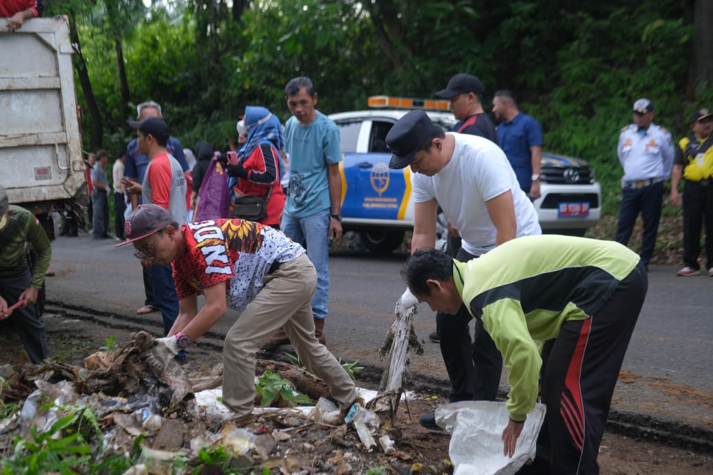 Jumat Bersih, Bupati Bengkulu Utara Ajak Warga Tingkatkan Kesadaran Kebersihan Lingkungan