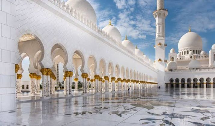 Ketahui, Ini Doa Keluar Masjid Versi Panjang dan Pendek yang Bisa Kamu Baca