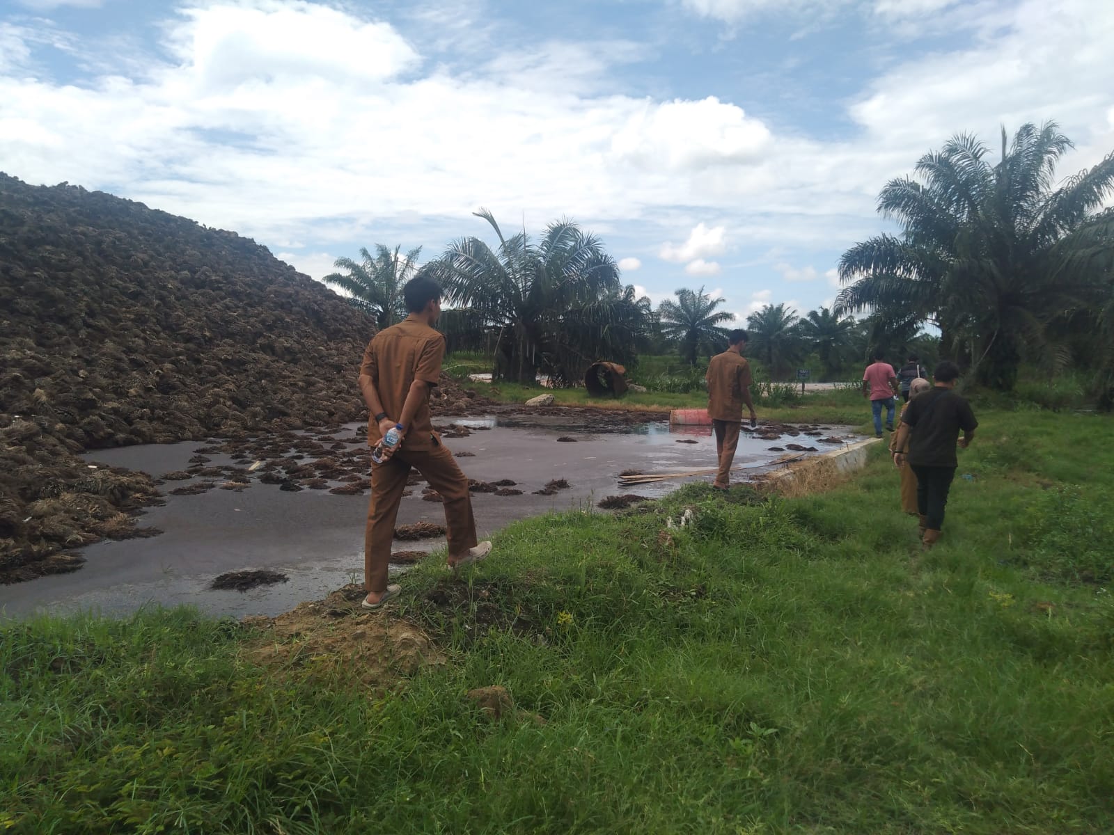 DLH Mukomuko Cek Limbah Pabrik PT KSM