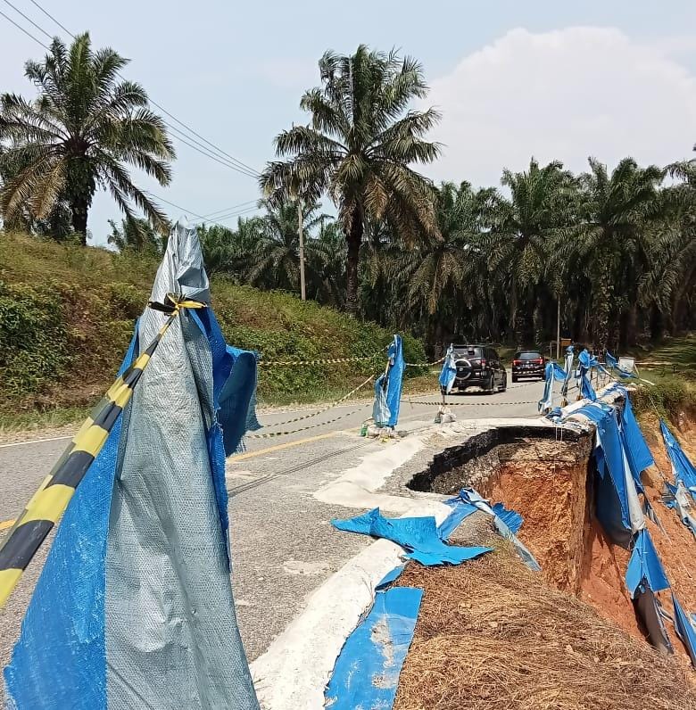 Longsor di Jalinbar Nasional areal Perkebunan PT MPM Makin Parah, Badan Jalan Tinggal Separoh