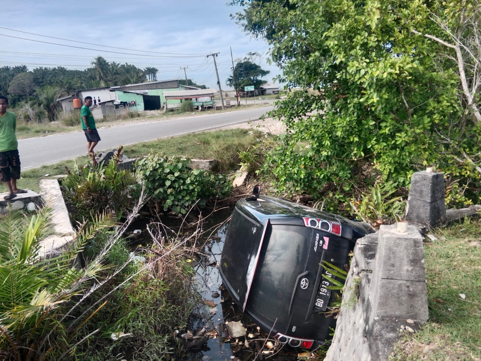 Heboh! Mobil Avanza Terjun ke Siring di Pasar Sebelat