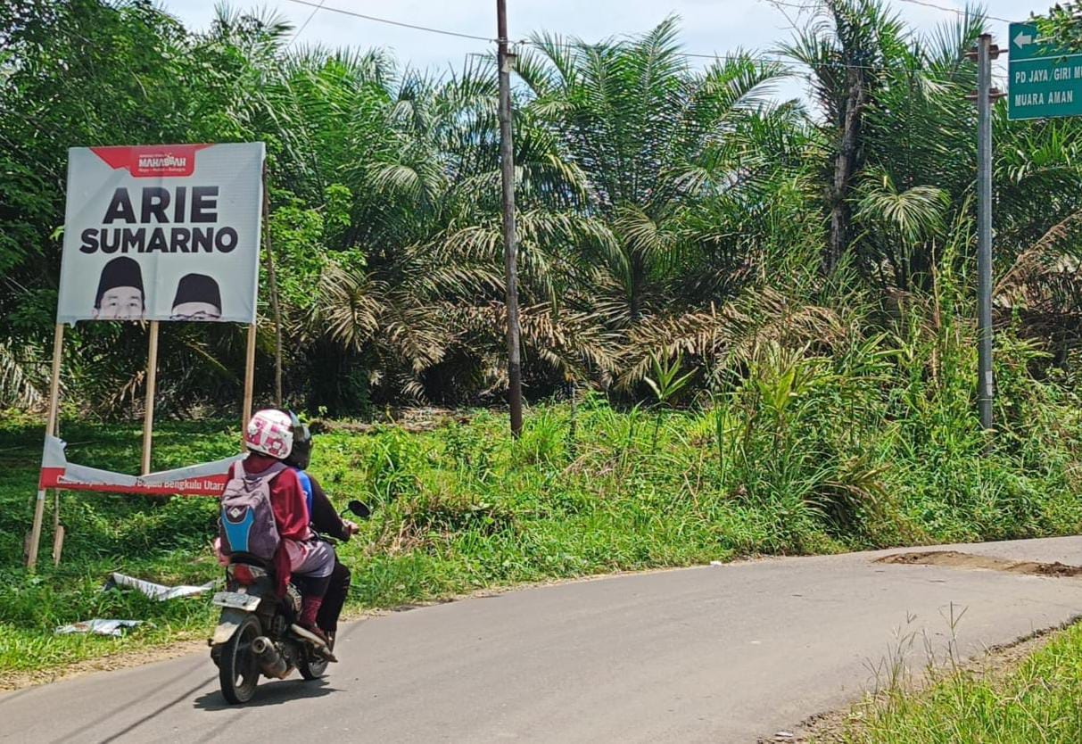 Puluhan Baliho Dirusak, Tim Arie dan Sumarno Minta Simpatisan Tidak Terprovokasi